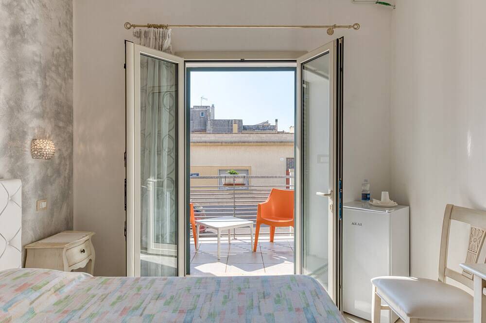 Bed and Breakfast 'Tallyho  Giglio' with Shared Terrace, Wi-Fi and Air Conditioning in Salve, Gulf of Taranto
