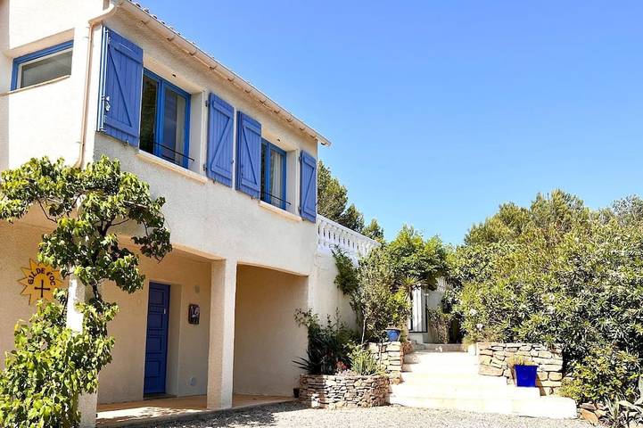 Villa pour 8 personnes, avec piscine ainsi que jardin et terrasse