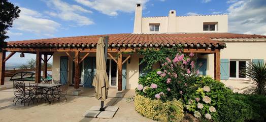 Gîte pour 6 personnes, avec jardin ainsi que piscine et terrasse à Llauro
