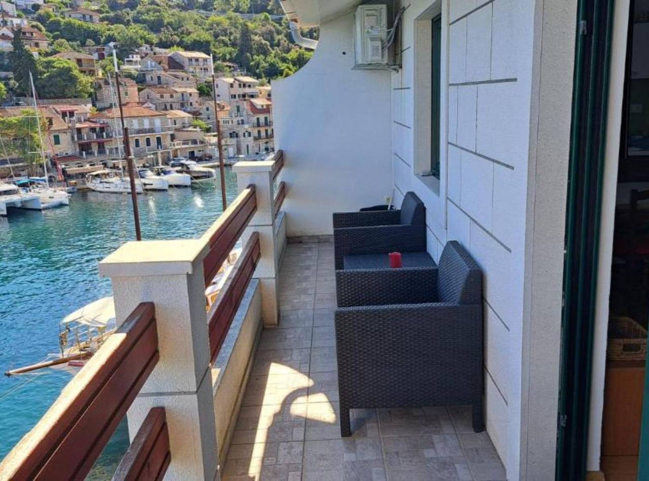 Ganze Wohnung, Two Bedroom Apartment With Terrace (Novi) in Stomorska, Solta