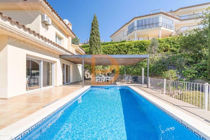 Casa rural para 10 personas, con Terraza y Piscina en Palau Sabardera - 4