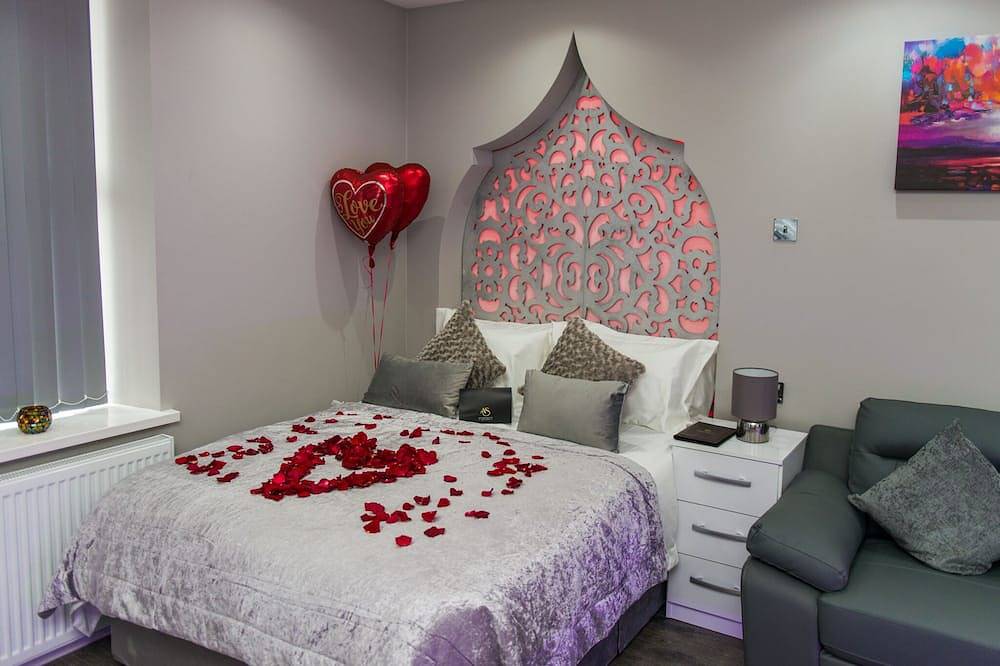 Entire apartment, Aphrodite Suites The Opulance Hot Tub Spa Suite in Huddersfield, West Yorkshire