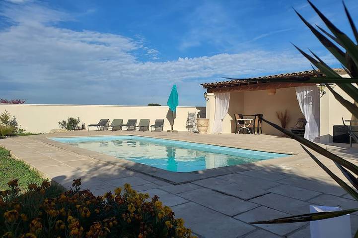 Location de vacances pour 6 personnes, avec piscine et jardin à Saint-Geniès-de-Malgoirès