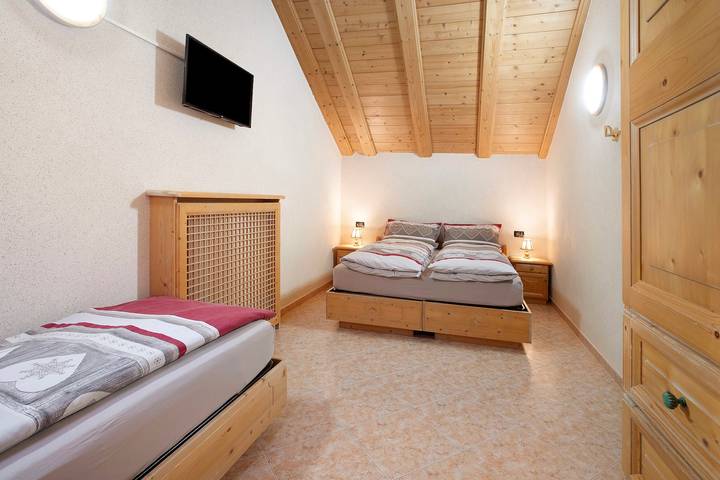 Hel lejlighed, Apartment 'Gemma' with Mountain View, Shared Garden and Wi-Fi in Livigno (Town), Livigno