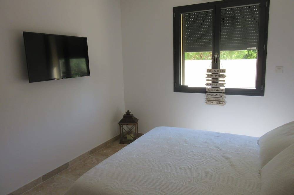 Vacation Villa 4 Stars 6 Pers With Heated Pool In Provence in Maillane, Arles region