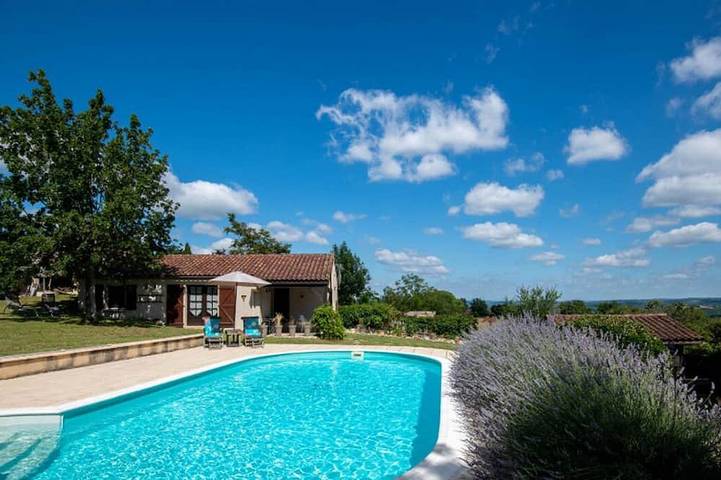 Gîte pour 4 personnes, avec jardin à Reilhaguet