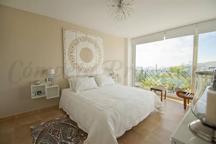 Neue luxuriöse Villa, 5 Schlafzimmer, 5 Badezimmer, Privatpool in Canillas de Albaida, Málaga Provinz