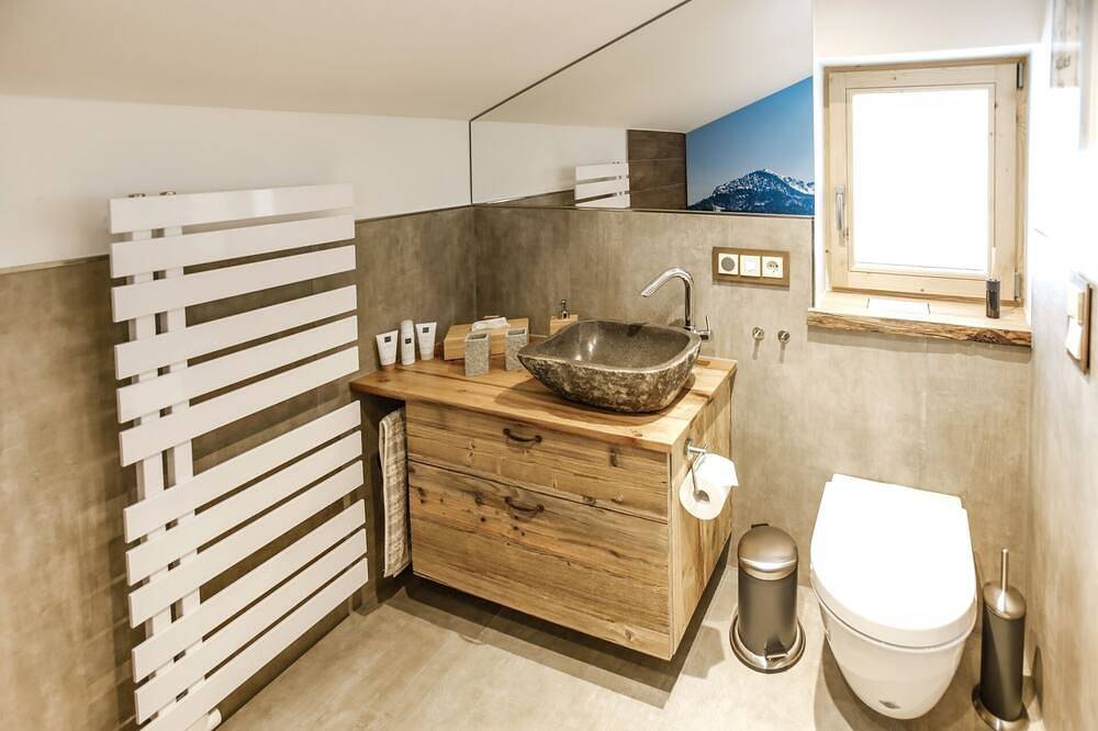 Kleines Alpenglück mit Blick auf Kaiser Gebirge in Reit im Winkl, Bayerische Alpen