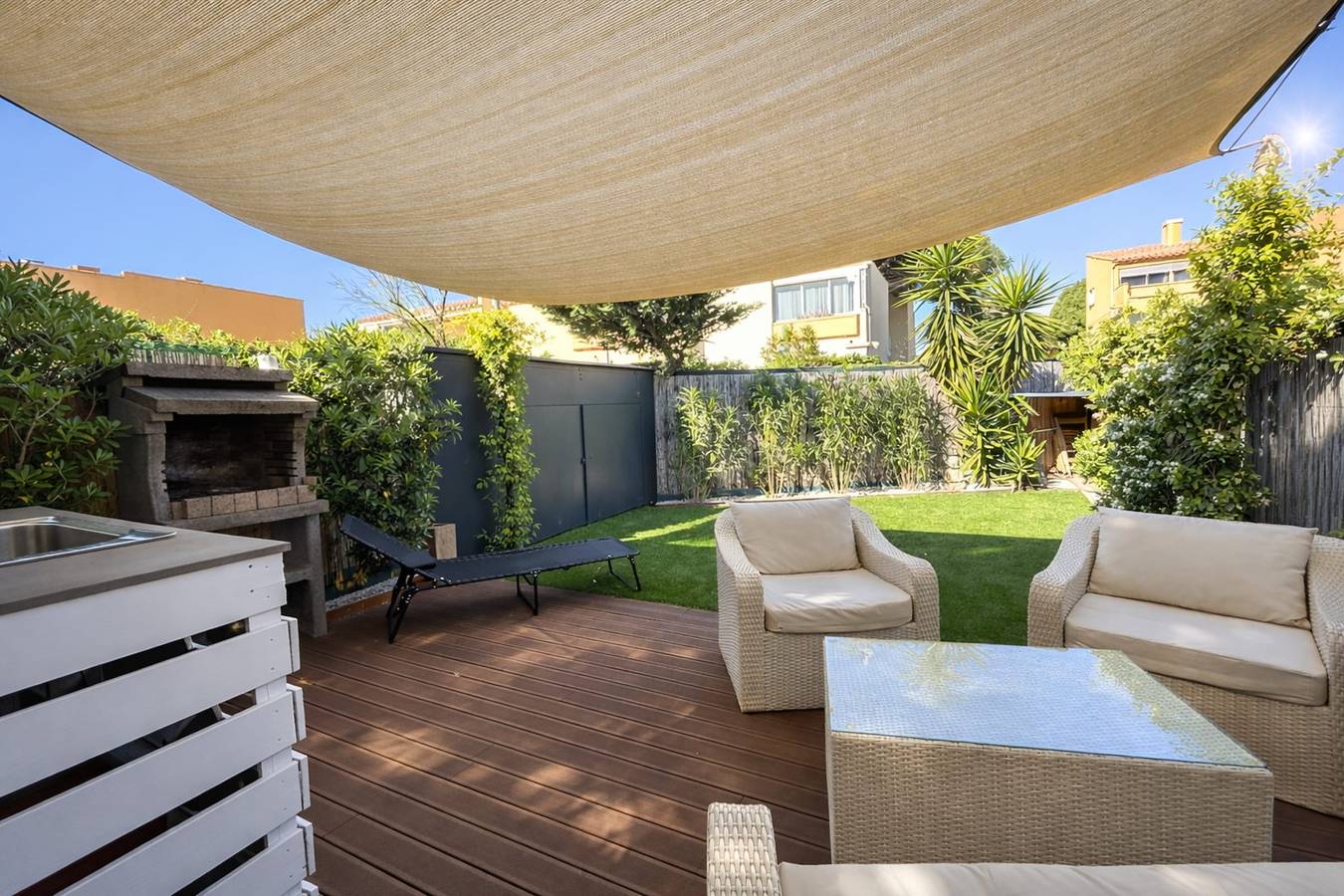 Appartement entier, Lvam - Appartement 2 chambres rénové – Plage à pied – Jardin – Golf 5 min in Cap d'Agde, Agde