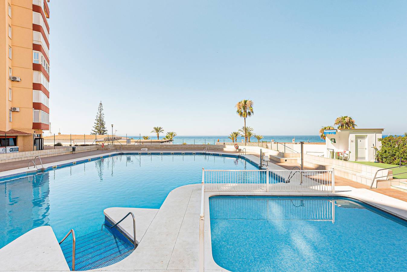 Apartamento entero, Apartamento "Sol Playa Torrox A55" con vistas al mar, piscina compartida y Wi-Fi in Torrox Costa, Torrox