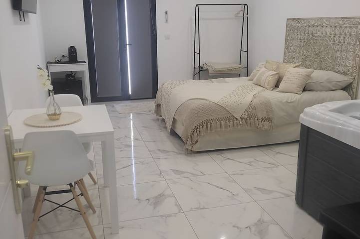 Gîte pour 2 personnes, avec jacuzzi ainsi que jardin et piscine, animaux acceptés à Saint-Andiol - 2