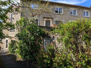 Gîte pour 3 personnes, avec terrasse et vue à La Cresse
