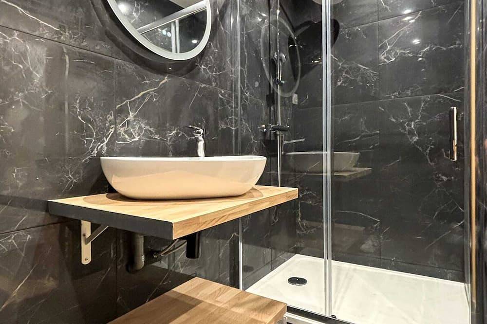 Entire apartment, Hoche B 09 - Two Bedroom Apartment, Sleeps 6 in Le Pré-Saint-Gervais, Seine-Saint-Denis