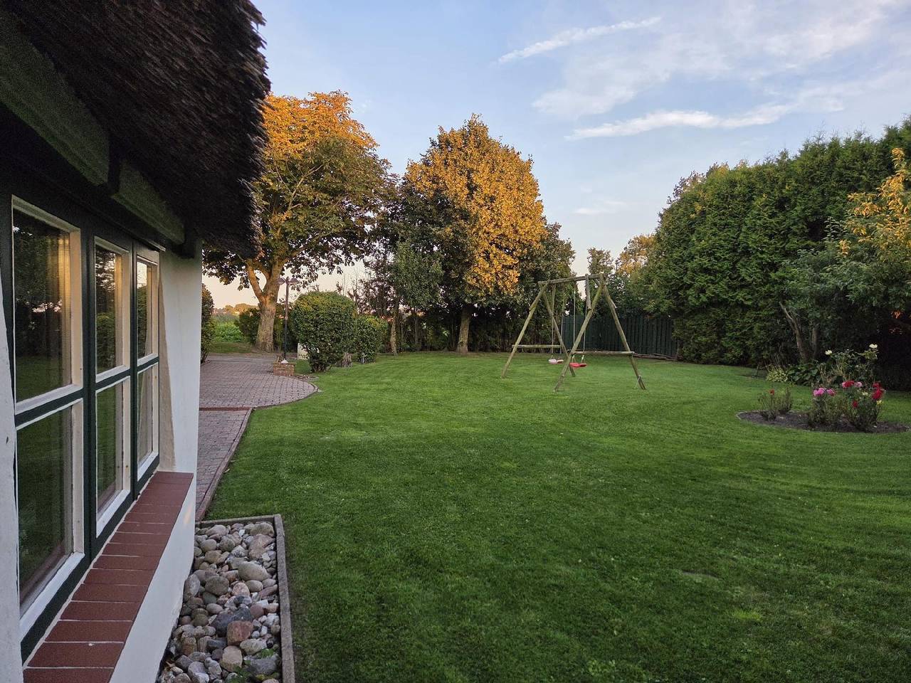 Kleines historisches  Reetdachhaus auf altem Deich in Helse, Dithmarschen