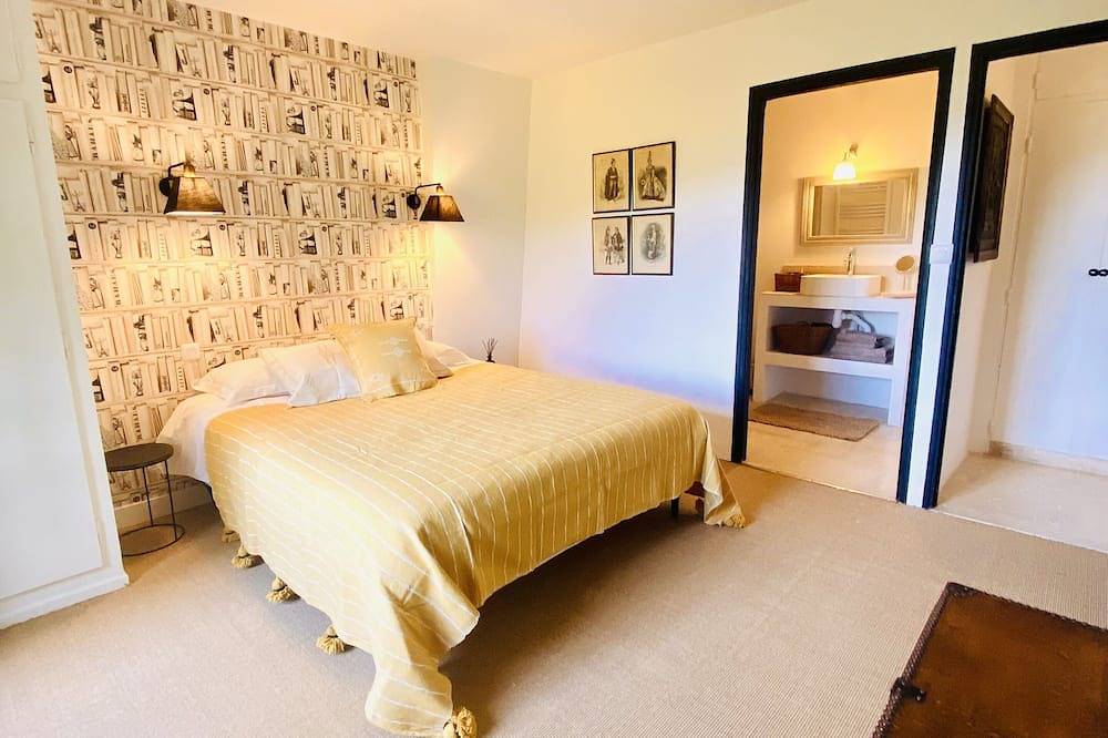 Charming villa in Menerbes, absolute calm, garden, terrace, magnificent view, swimming pool. in Ménerbes, Regionaler Naturpark Luberon