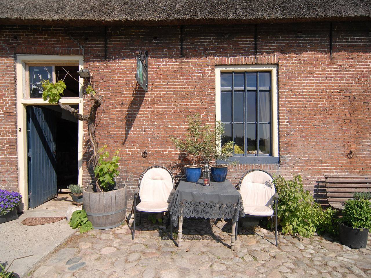 Ganze Wohnung, Bauernhaus am Lauwers mit Ruderboot in Friesland