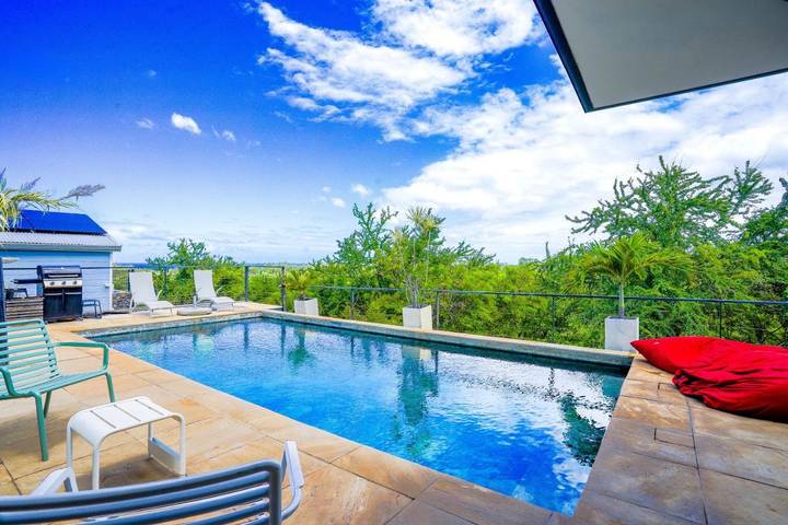 Location de vacances pour 9 personnes, avec vue ainsi que piscine et jardin, adapté aux familles à La Saline les Bains - 3