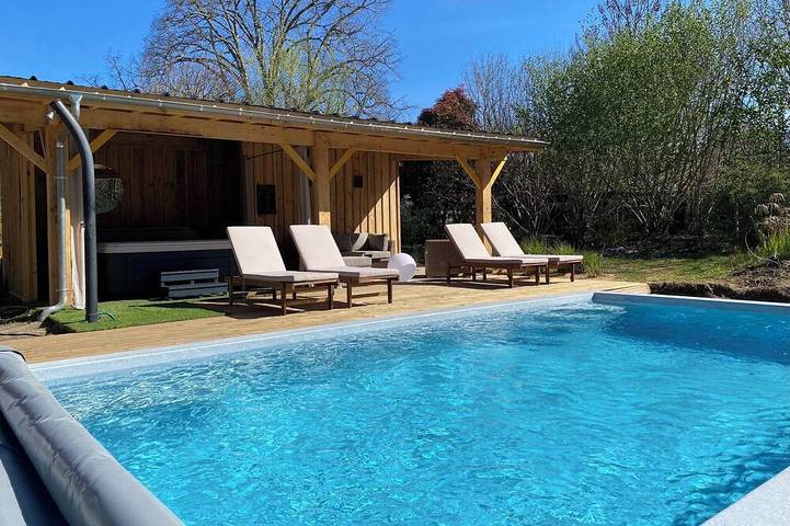 Gîte pour 2 personnes, avec Jacuzzi et Terrasse ainsi que Jardin et Piscine