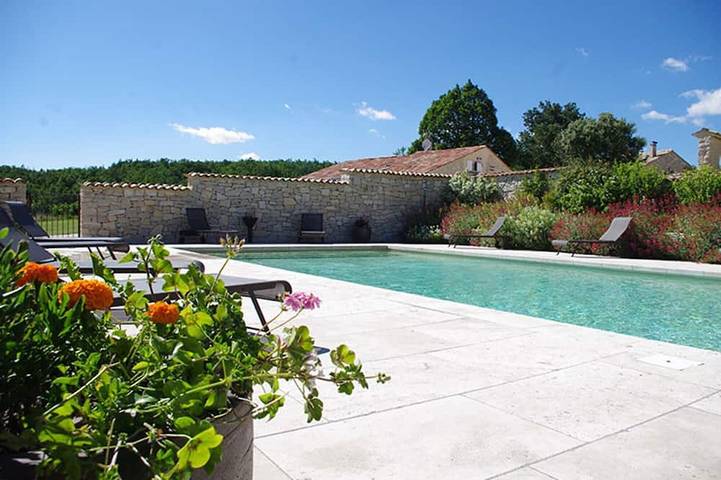 Gîte pour 2 personnes, avec jardin et piscine à Redortiers