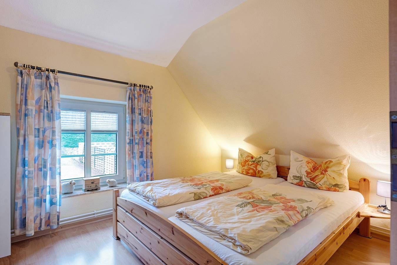 Ganze Wohnung, Ferienwohnung 'Ebbe Und Flut' mit Gemeinschaftsgarten und Balkon in Nordstrand (Gemeinde), Nordseeküste