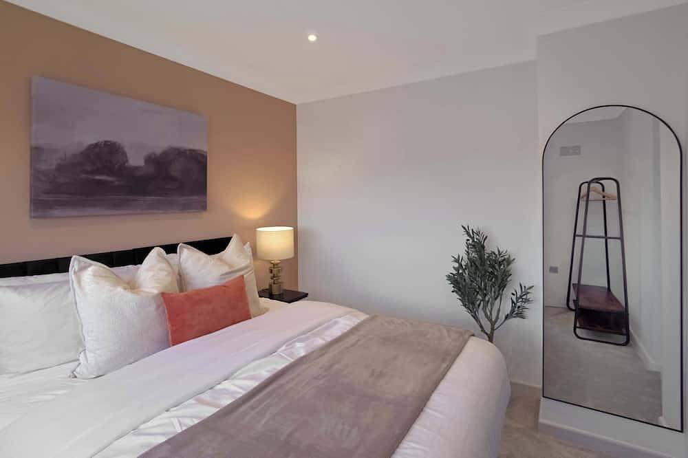 Stylish 3-Bed House, Driveway Parking & Garden in Stevenage, Hertfordshire