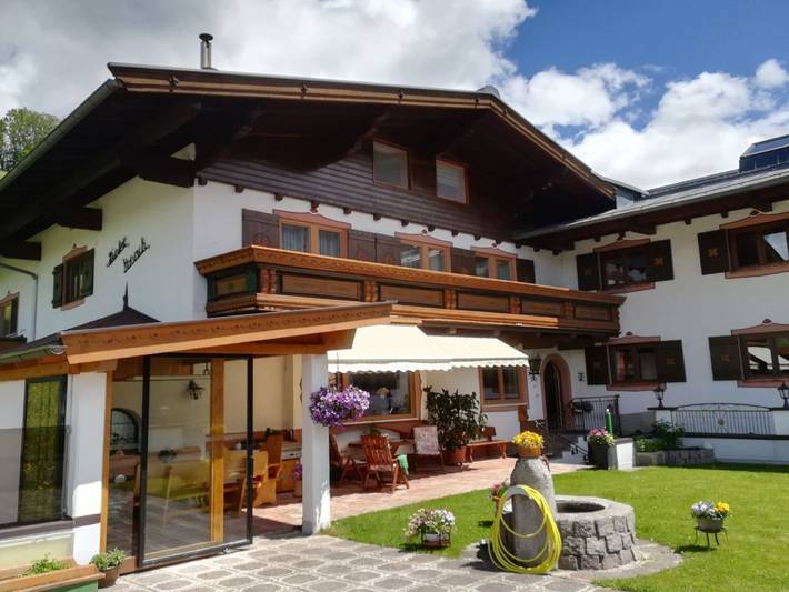Ferienwohnung für 4 Personen, mit Ausblick und Garten sowie Balkon in Saalbach