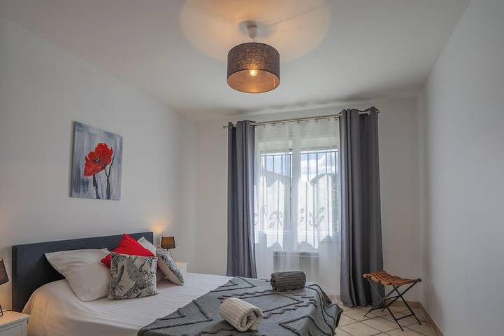 Location de vacances pour 8 personnes, avec jardin et terrasse ainsi que piscine et jacuzzi à Poulx - 2
