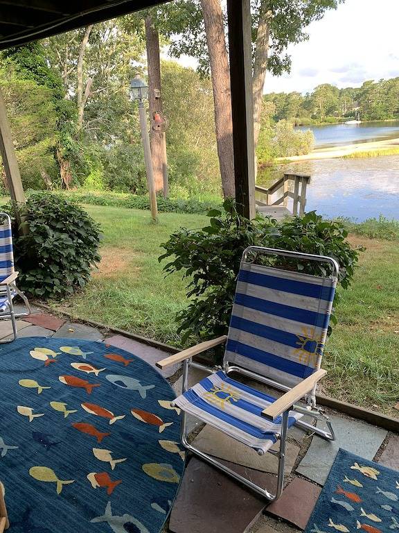 Ganze Wohnung, Gorgeous lake beachfront private apartment with canoe, kayaks, & home theatre in East Harwich, Harwich