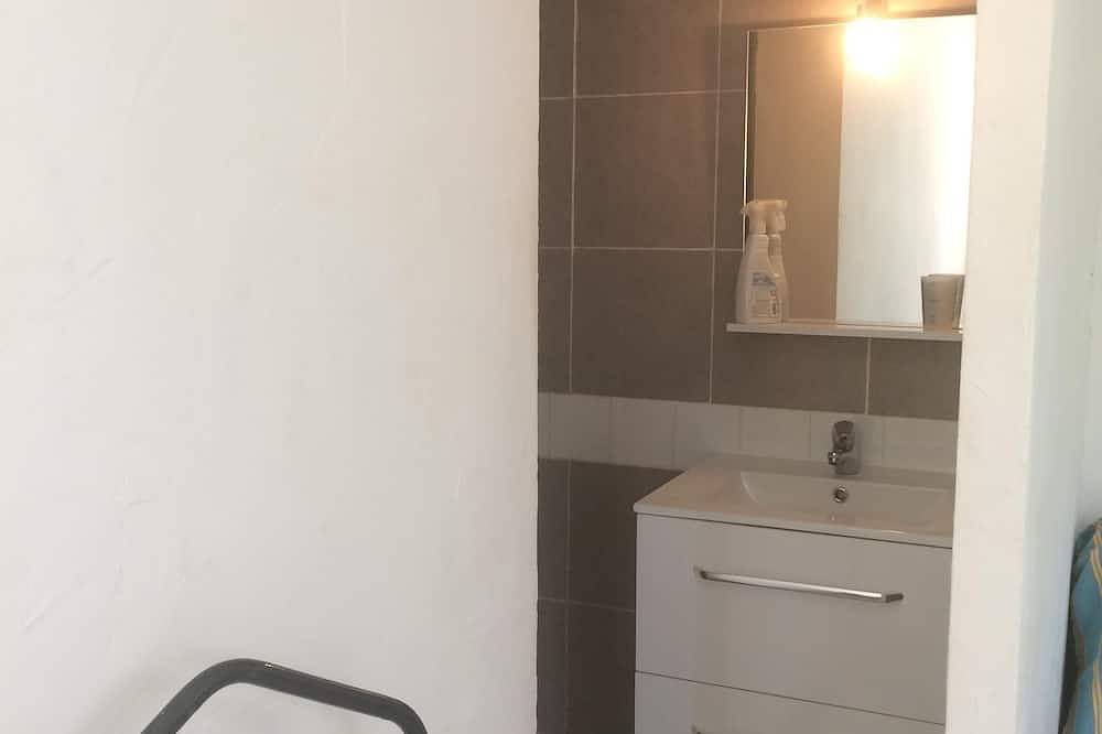 Appartement entier, Studio indépendant en rez de chaussé de villa, avec parking sécurisé in Pertuis, Parc naturel régional du Luberon