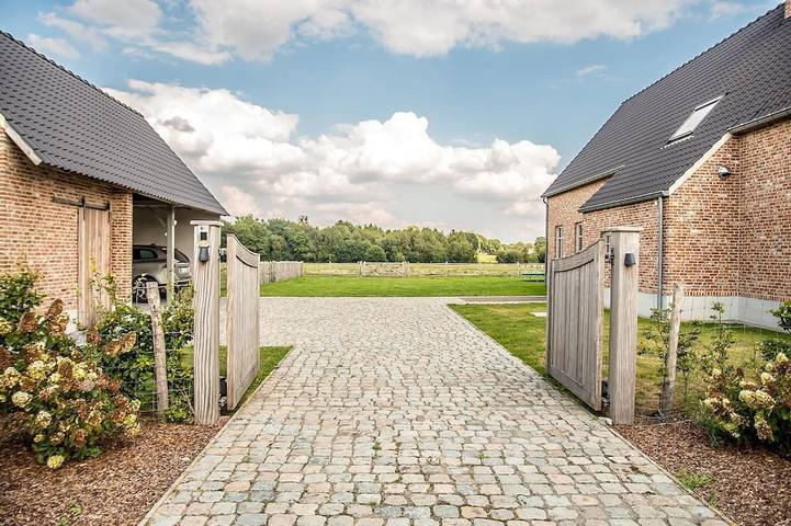 Location de vacances pour 10 personnes, avec jardin à Peer