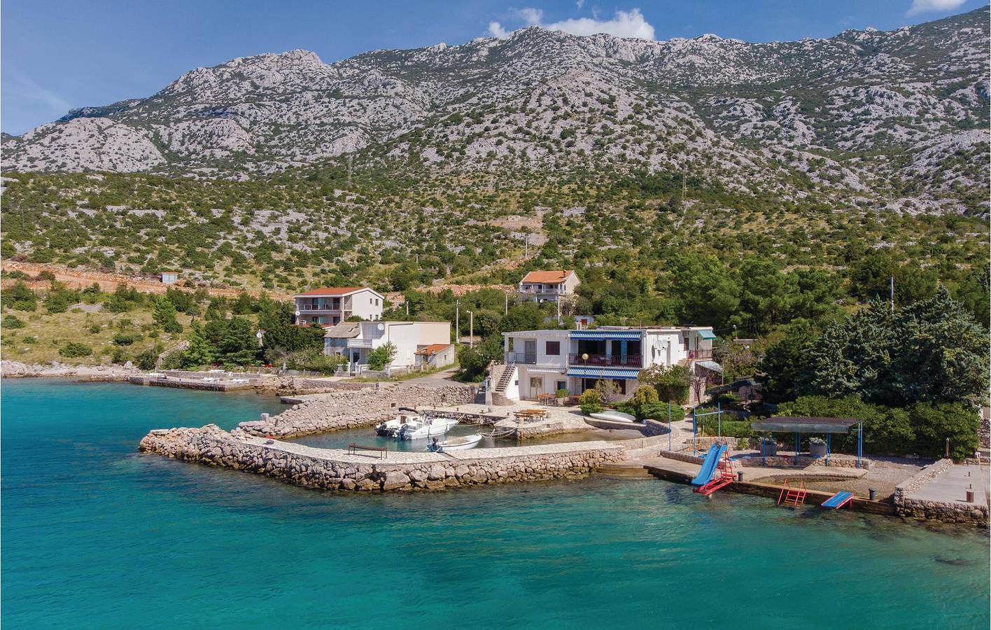 Ganze Ferienwohnung, Gemütliche Ferienwohnung mit Terrasse, nur wenige Schritte vom Meer entfernt und in der Nähe des Stadtzentrums in Cesarica, Kvarner Festland