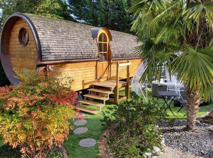 Gîte pour 2 personnes, avec piscine et jacuzzi ainsi que terrasse et jardin