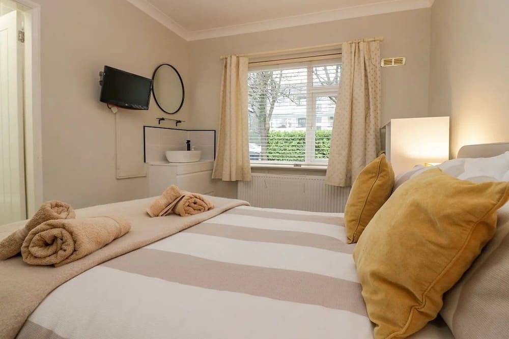 Windermere spacious 4 bed 4 bath house, parking & 5 mins walk to village & Lake in Bowness-on-Windermere, Lake District