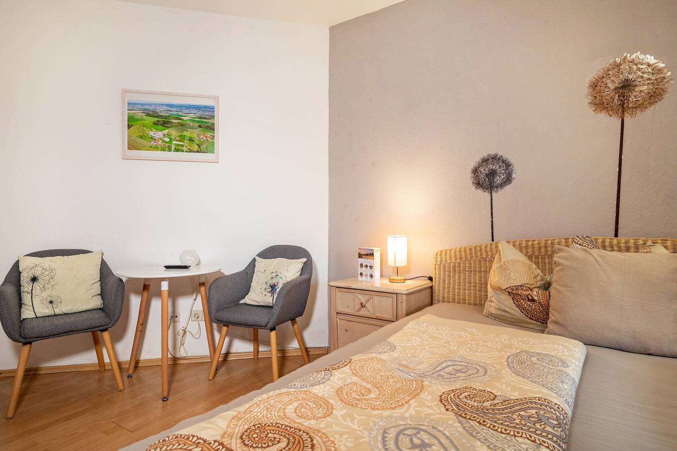  'Zimmer 4', gemütliches Doppelzimmer mit großem Bett in Ravensburg, Region Bodensee-Oberschwaben