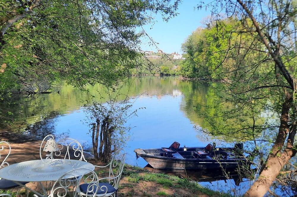 Exceptional gîte on the banks of the river Lot in Capdenac-Gare, Massif Central