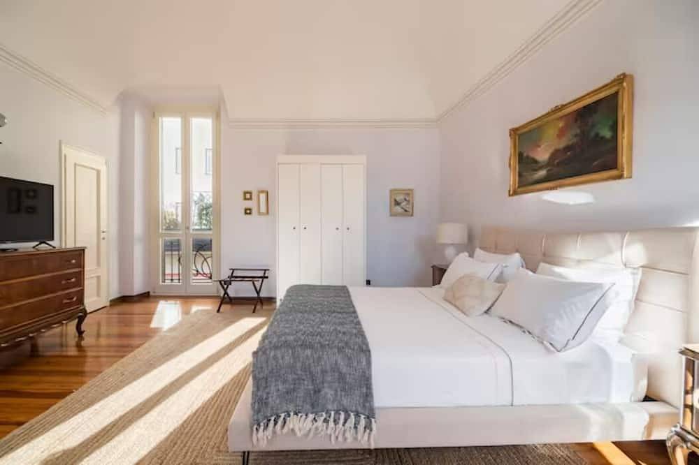 Ganze Wohnung, In Biella's Historic Center - Large, Luxurious, Multi-family Design Apartment in Biella, Biella Provinz
