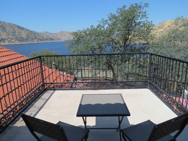 Vacation rental for 12 people, with hot tub and yard in Sequoia National Park