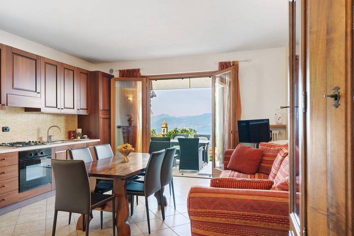 Entire apartment, Apartment 'Jessica' with Lake View, Wi-Fi and Air Conditioning in Torri del Benaco, Garda Mountains