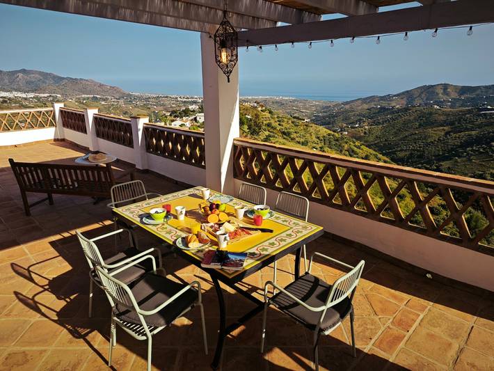 Villa 'El Regalo' mit herrlicher Aussicht, Pool, Garten und WLAN in Torrox, Costa del Sol