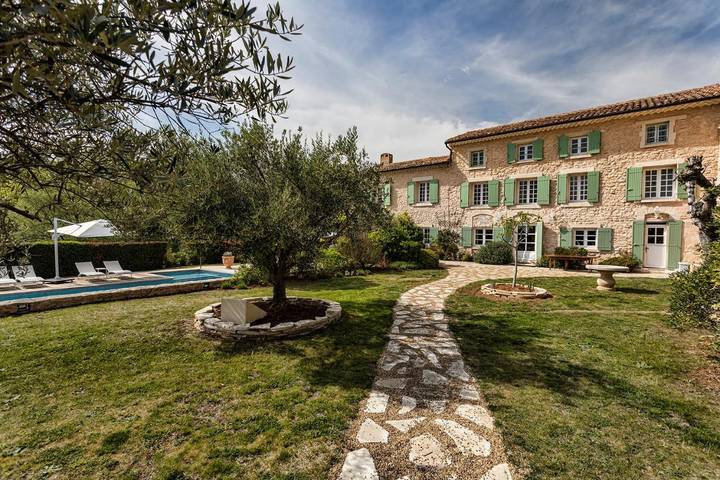 Location de vacances pour 12 personnes, avec jardin et vue ainsi que piscine et sauna à Crillon-le-Brave - 3