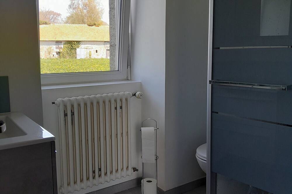 Bed and Breakfast 'Grande Chambre Lumineuse' con jardín privado y Wi-Fi in Sainte-Cécile (Manche), Côte de la Déroute