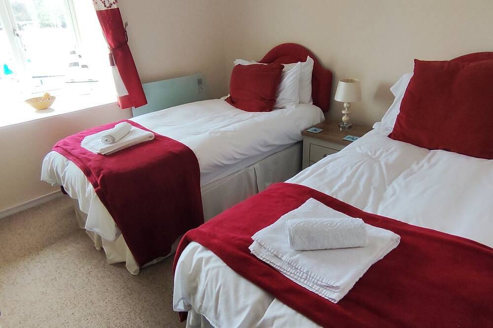 Cosy and comfortable Riverside Cottage in Wroxham, the Gateway to the Broads in Wroxham, The Broads
