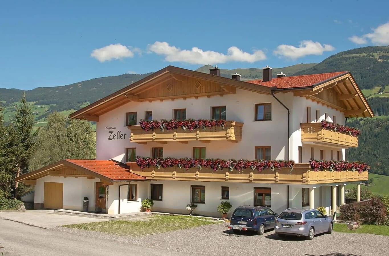 Ganze Wohnung, Apartment Landhaus Zeller: 3 Schlafzimmer, Bergblick, Garten & Wlan in Tuxer Alpen, Fügenberg