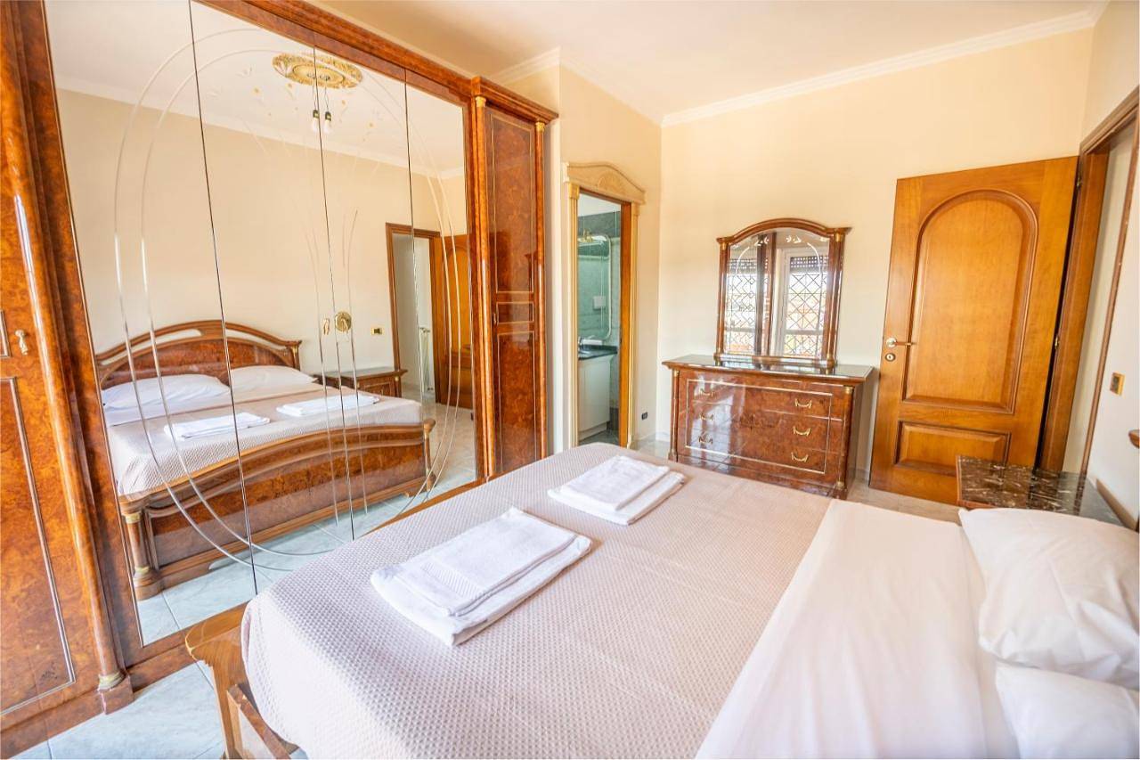 Appartamento intero, Two-Bedroom Apartment in Casal Morena, Roma