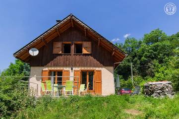 Gîte pour 8 personnes, avec terrasse et jardin à Entremont-le-Vieux