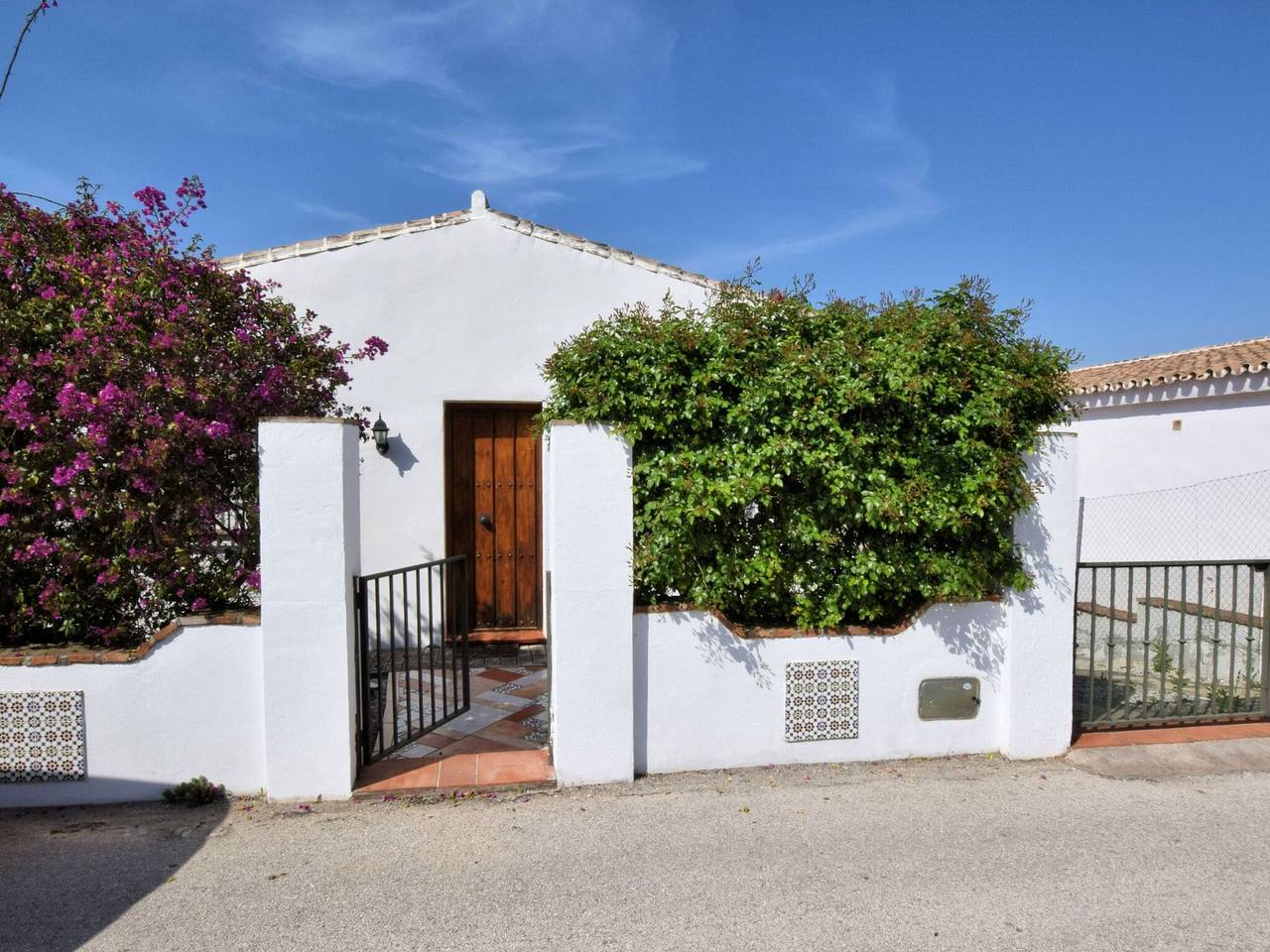 Inviting holiday home in Puente de Salia with roofed terrace in Alcaucín, Provincia de Málaga
