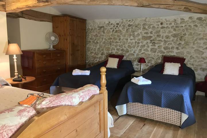 Location de vacances pour 8 personnes, avec jardin à Saint-Quentin-de-Chalais - 4