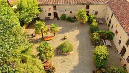 Gîte pour 6 personnes, avec piscine et vue ainsi que jardin et bassin pour enfant, adapté aux familles à Madiran