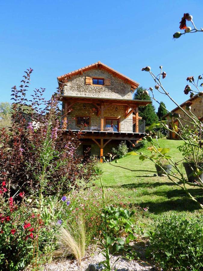 Location de vacances pour 6 personnes, avec vue et jardin à Vertolaye
