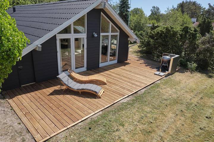 Geräumiges, komplett renoviertes Ferienhaus auf gepflegtem Naturgrund nur 300 m vom kinderfreundlichen Øer Strand entfernt in Øerne, Ebeltoft